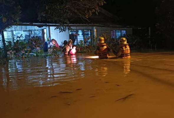 Pasukan bomba sibuk menolong mangsa banjir di daerah Batang Padang pada hari Jumaat