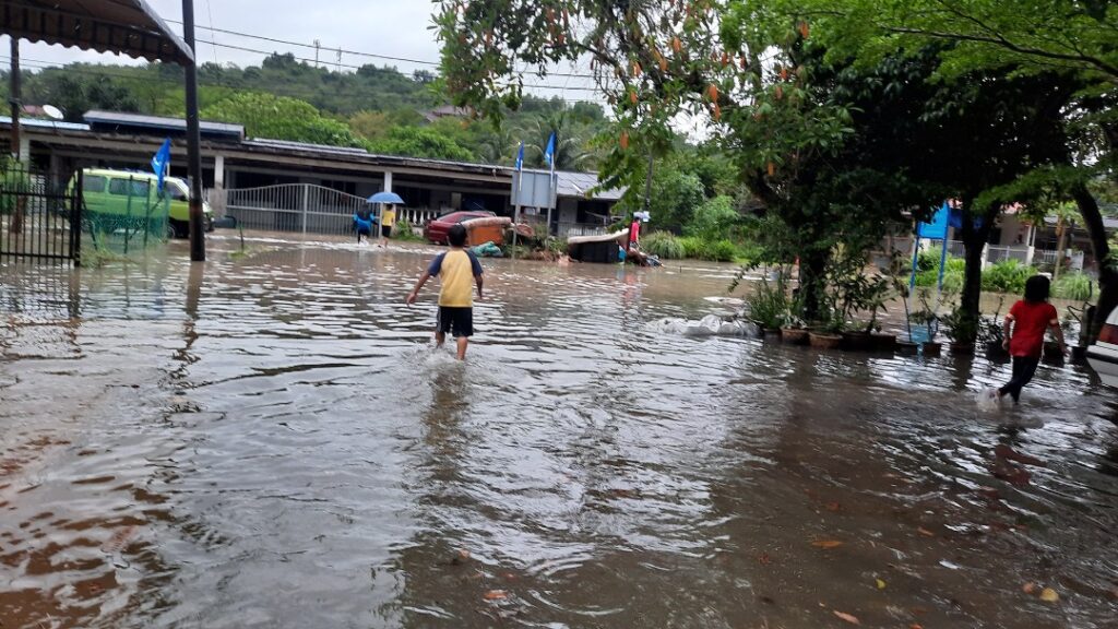 Banjir kilat yang terjadi di Taman Seri Kulim disebabkan oleh hujan deras yang turun sejak petang semalam di Kulim.